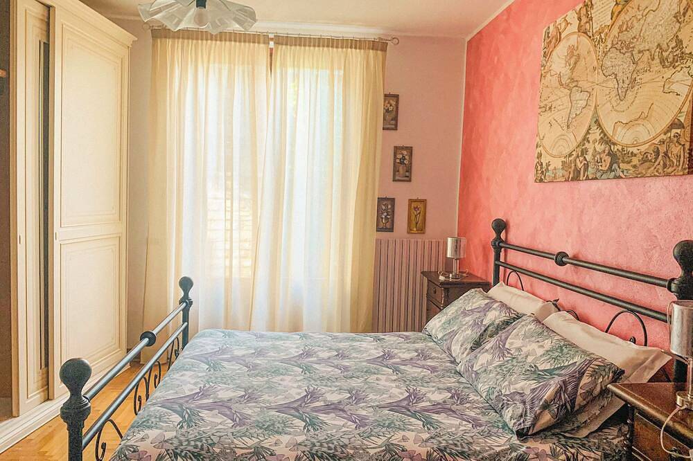 Geschmackvoll möbliertes freistehendes 6-Zimmer-Haus mit Pool und Privatstrand in Lezzeno, Comer See