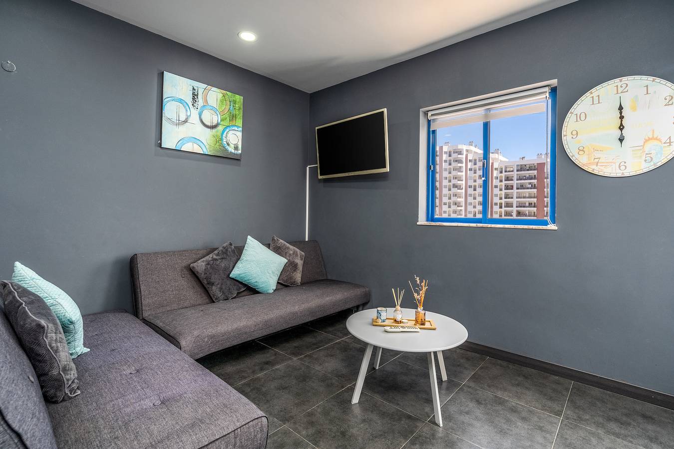 Entire apartment, Holiday Apartment 'Karol Vaz 3' with Shared Garden & Wi-Fi in Praia da Rocha, Portimão