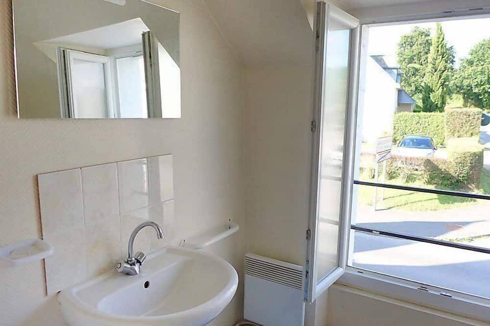 Entire apartment, Le Petit Robinson by Interhome in La Richardais, Saint-Malo region