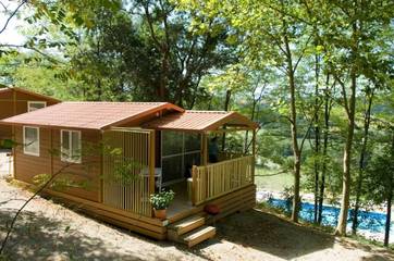 Camping pour 5 personnes, avec piscine et terrasse dans l' Ariège