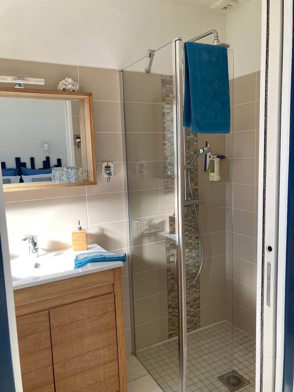 Bed and Breakfast 'Chambre D'hôte - L'Escale' with Shared Pool, Wi-Fi and Air Conditioning in Pessac, Bordeaux region