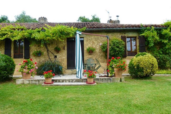 Location de vacances pour 6 personnes, avec piscine ainsi que jardin et terrasse à Ornézan - 2