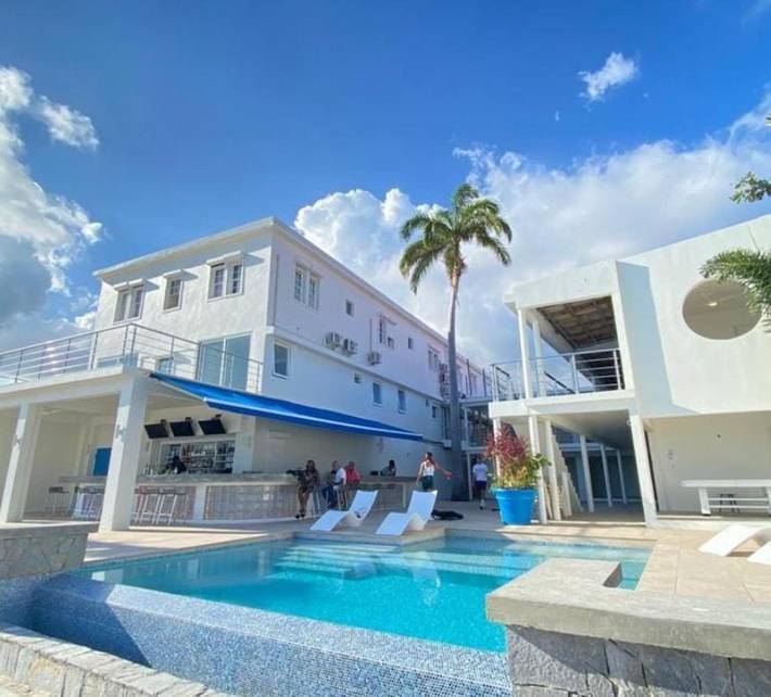 Hôtel pour 2 personnes, avec terrasse ainsi que vue et piscine, animaux acceptés