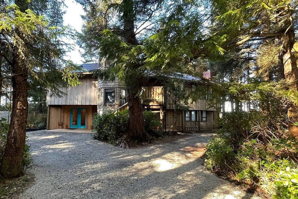 Surfside Lodge-N Chesterman Beach, Views, Sauna, Hot Tub in Tofino, Alberni-Clayoquot Regional District