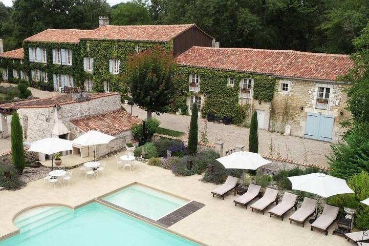 Location de vacances pour 24 personnes, avec jardin et piscine, animaux acceptés à Annepont