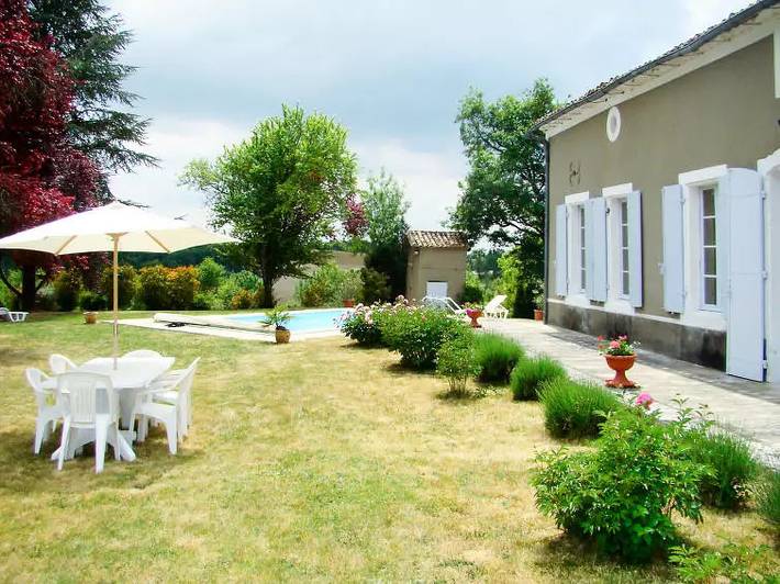 Location de vacances pour 8 personnes, avec Terrasse ainsi que Jardin et Piscine à Lalandusse