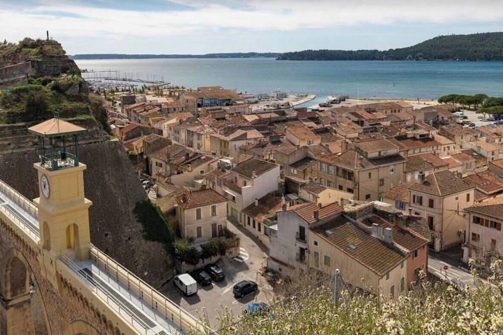 Magnificent Loft near town center in Saint-Chamas, Istres region