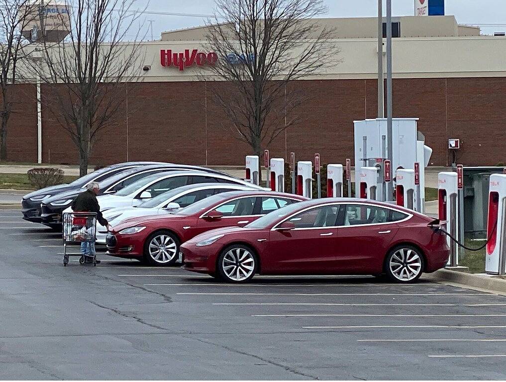 Ganze Wohnung, Stylish Lakefront, King Bed Suite, Sunset View, Pool, Boat Slip, Privatetopfloor in Osage Beach, Lake of the Ozarks