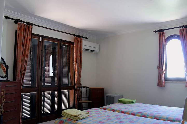 Villa mit privatem Pool, 3 Schlafzimmer, Schlafmöglichkeiten für 6, Vilamoura, Old Village in Quarteira, Faro Distrikt