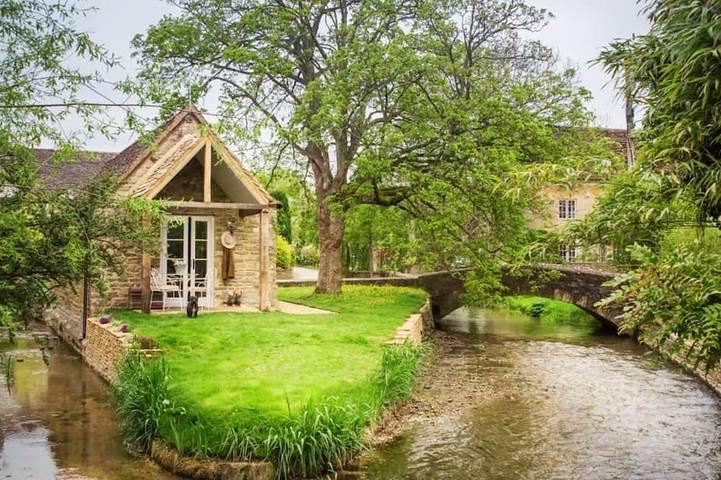 Holiday rental for 2 people, with garden and terrace, with pets in South Cerney