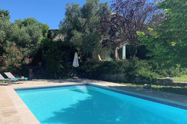 Location de vacances pour 8 personnes, avec jardin, animaux acceptés à Saint-Jean-de-Ceyrargues