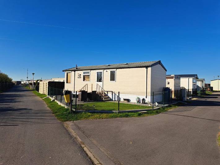 Camping pour 4 personnes, avec piscine ainsi que terrasse et jardin