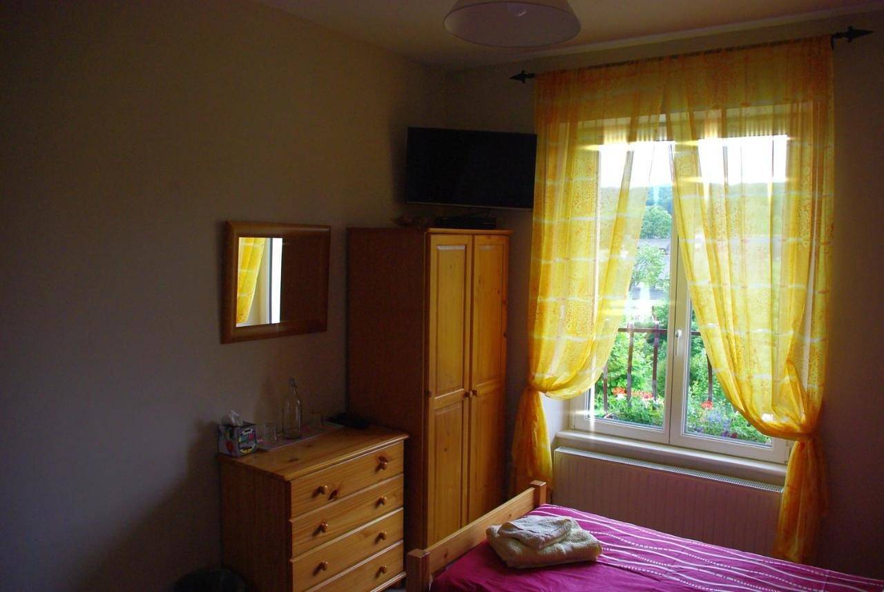 Family Room with Shared Bathroom in Saint-Nicolas-du-Pélem, Région de Guingamp