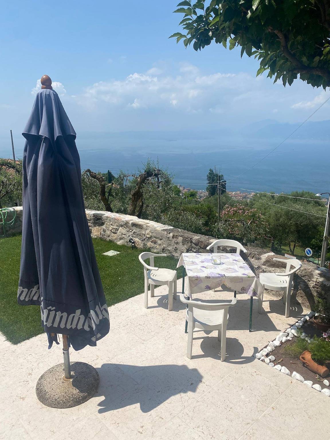Ganze Ferienwohnung, Casa Silvia 2 mit Seeblick und schöner Seeblick in Torri del Benaco, Gardasee-Berge