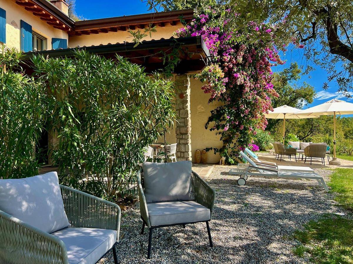 Neu- Villa Ventinove zauberhaft renovierte Landhausvilla mit traumhaftem 180-Seeblick und Park in Gardone Riviera, Gardasee-Berge