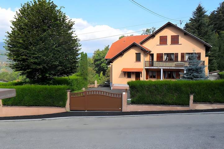Location de vacances pour 7 personnes, avec jardin, animaux acceptés à Russ (homonymie)