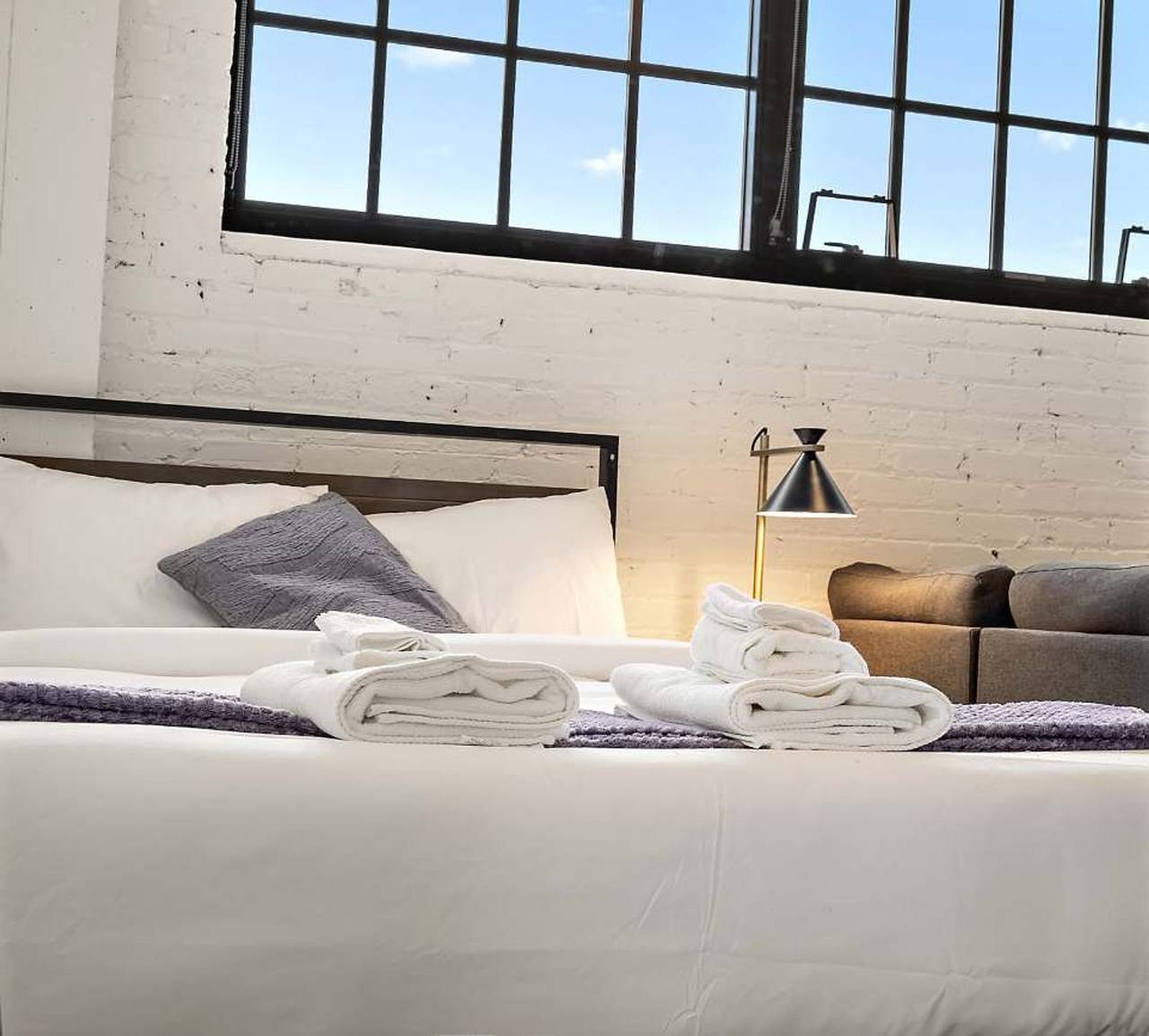 Entire apartment, Cozysuites Nlg w pool  bowling alley  sauna  28 in Minneapolis, Twin Cities
