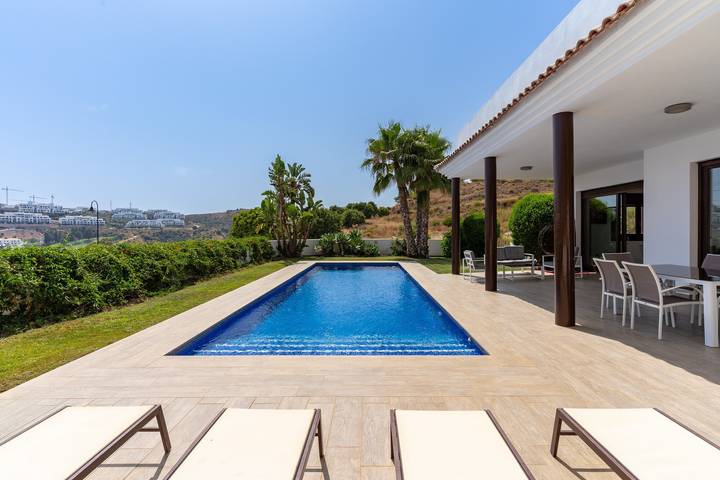 Vakantiehuis 'Chalet En La Cala De Mijas Costa' met Uitzicht op Zee, Zwembad en Terras in La Cala de Mijas, Mijas