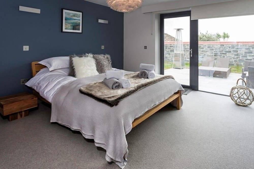 Entire apartment, A stunning 2 bedroom detached house overlooking Woolacombe beach with hot tub! in Woolacombe, Devon