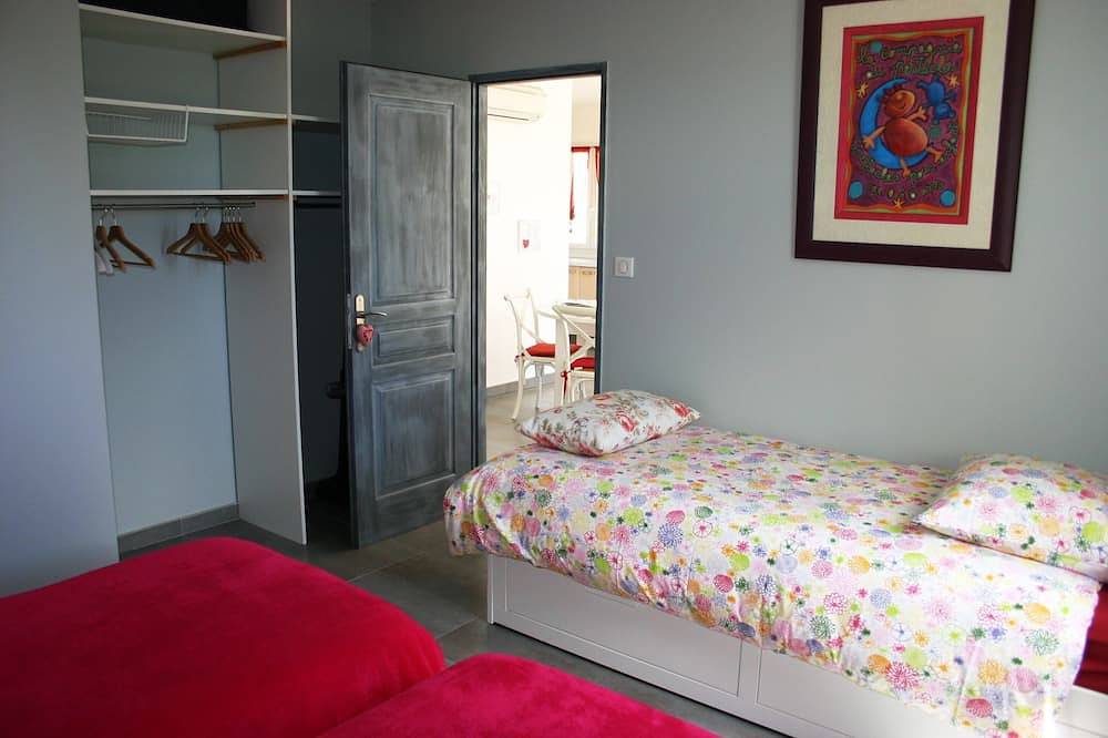 Modern, comfortable 4-star gîte in a quiet woodland setting in Draguignan, Draguignan regionen
