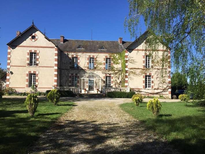 Location de vacances pour 12 personnes, avec vue et terrasse ainsi que piscine et jardin à Châtillon-sur-Loire