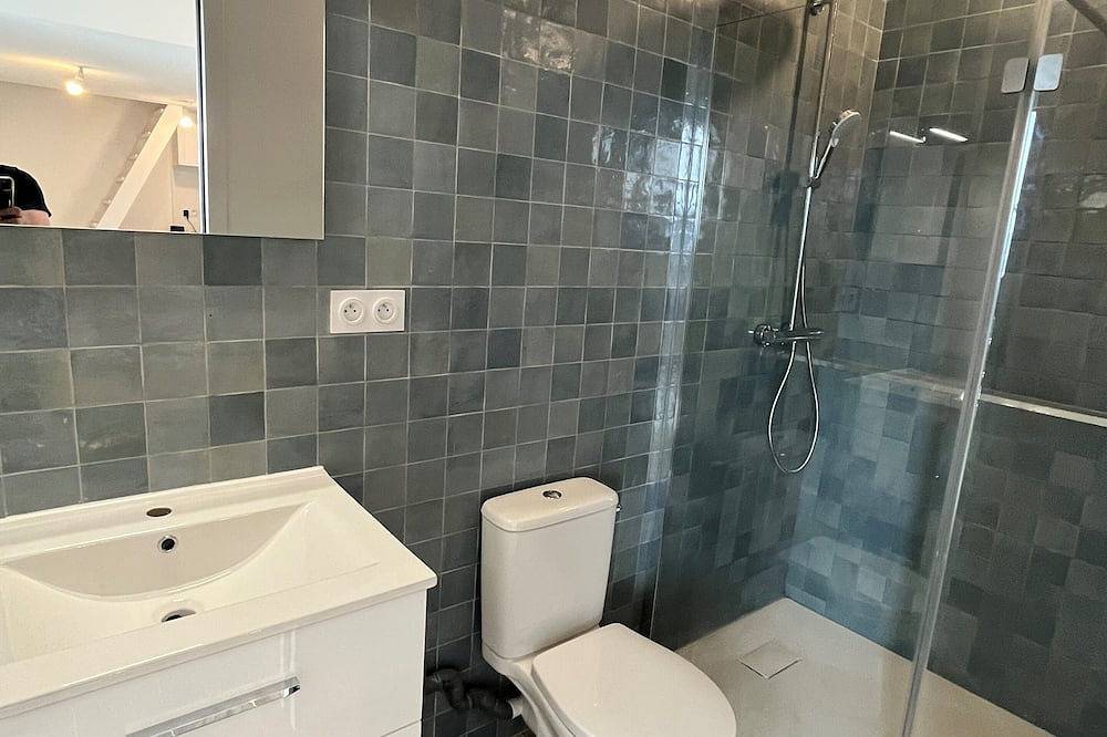 Vue sur le golfe de Hyères , maisonnette avec jardin et terrasse in La Madrague, Hyeres