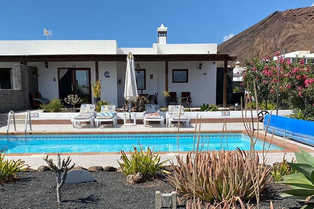 Villa in de buurt van de zee met verwarmd privézwembad, parkeerplaats, terras en barbecue. in Montaña Roja, Yaiza
