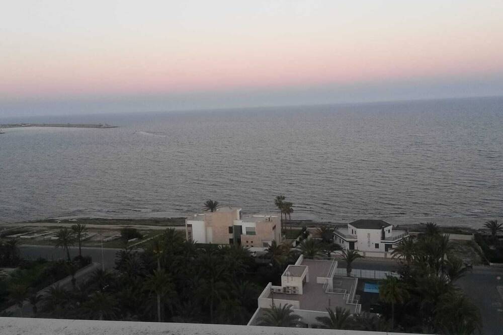 Entire apartment, Holiday home with pools, balcony, Uk Tv, aircon, free wi-fi, lovely ocean views! in Mar Azul Torrevieja, Torrevieja