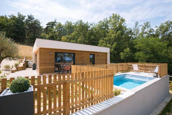 Villa pour 8 personnes, avec jardin ainsi que vue et piscine, adapté aux familles