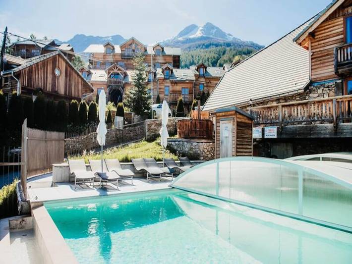 Lodge for 4 people, with pool and sauna, child-friendly in French Alps