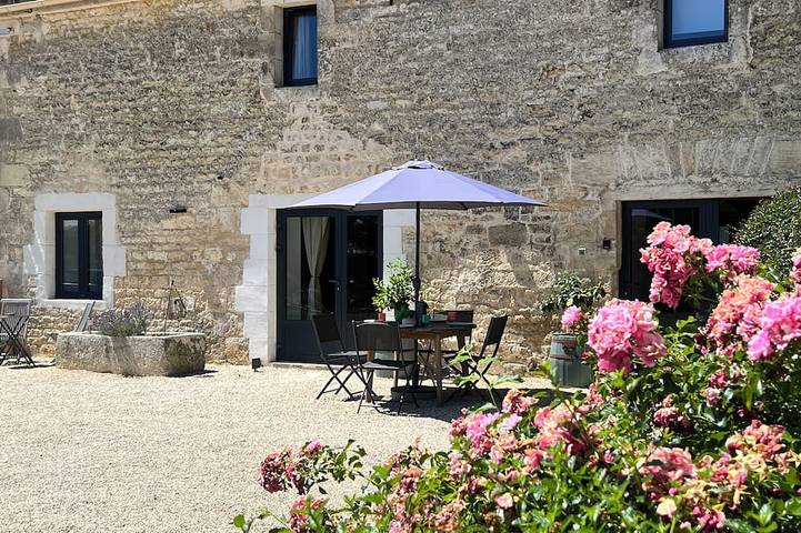 Gîte pour 8 personnes, avec Terrasse ainsi que Jardin et Piscine à Auzay