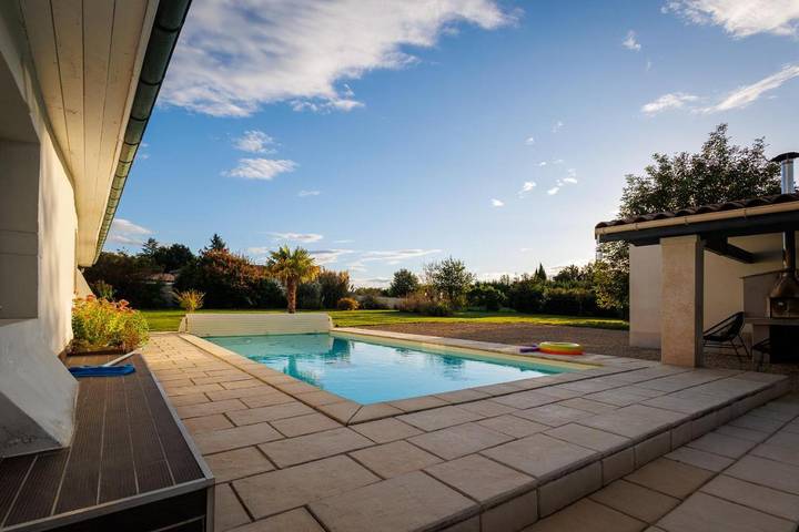 Location de vacances pour 15 personnes, avec Terrasse ainsi que Jardin et Piscine dans Cruzilles-lès-Mépillat
