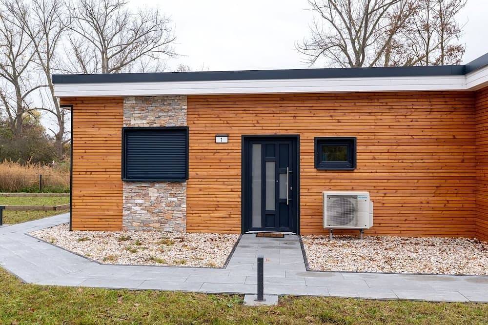 Haus 3: 8 hochwertige Ferienhäuser mit privater Sauna & Jacuzzi am Süßen See in Seegebiet Mansfelder Land, Saale-Unstrut