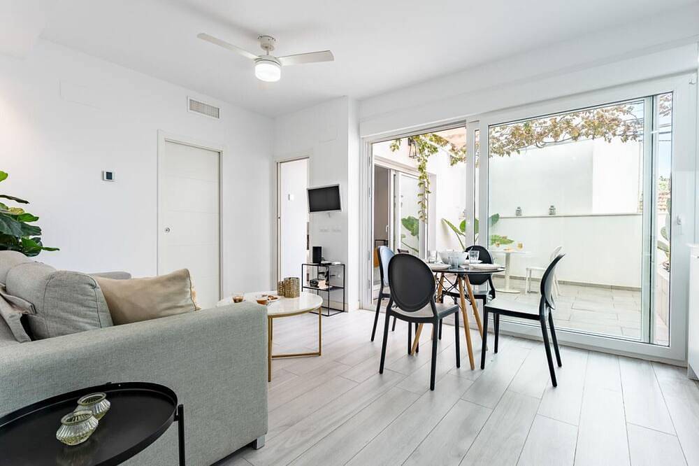 Entire apartment, Charming independent apartment with private courtyard in Málaga in Málaga (Este), Malaga