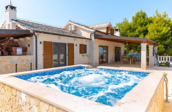 Villa pour 7 personnes, avec Jardin et Piscine à Supetar