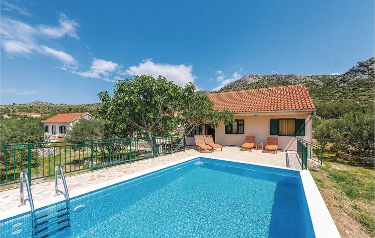 Gemütliche Ferienwohnung, 1 km von der Küste entfernt: WLAN, Klimaanlage, Pool und Terrasse in Sibenik, Šibenik-Knin