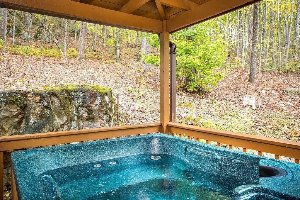 Cosby Rustic behandeln! W / Wrap-around-Veranda, Whirlpool, Wlan & eine Rock-Feuerstelle! in Cosby (TN), Cocke County