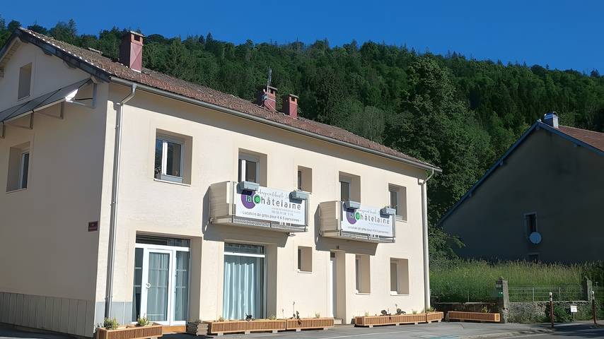 Appartamento intero, Appartamento "Gîte Le Saint Cyr" con vista montagna, balcone e Wi-Fi in La Rixouse, Parc naturel régional du Haut-Jura