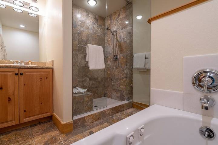 Vacation rental for 6 people, with hot tub and sauna as well as balcony in Telluride Ski Resort