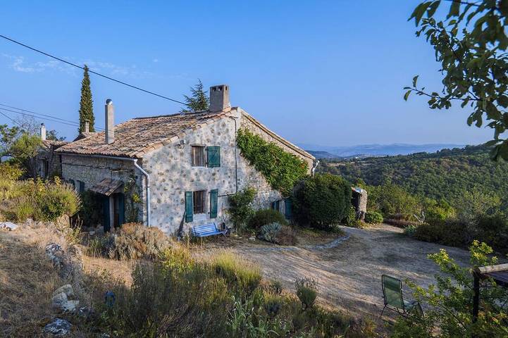 Location de vacances pour 7 personnes, avec terrasse et jardin à Valvignères