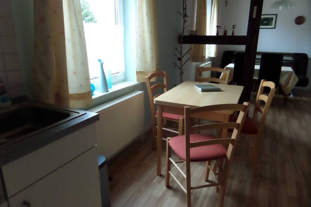 Doppelhaushälfte in idyllischer Dorflage, separater Eingang - Ferienwohnung in Groß Tessin, Reimershagen