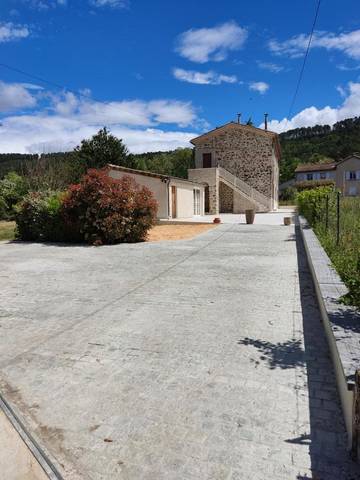 Gîte pour 20 personnes, avec jardin et piscine à Gagnières