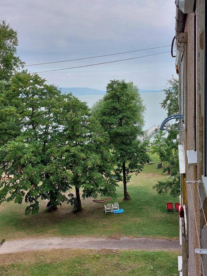 Ganze Wohnung, Vízparti gyermekbarát teljesen felújított Apartman, őrzött, saját strand, parkoló, étterem in Balatonfenyves, Plattensee Südufer