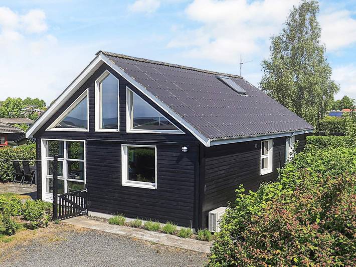 Ferieudlejning for 6 personer, med Terrasse og Have i Karrebæksminde