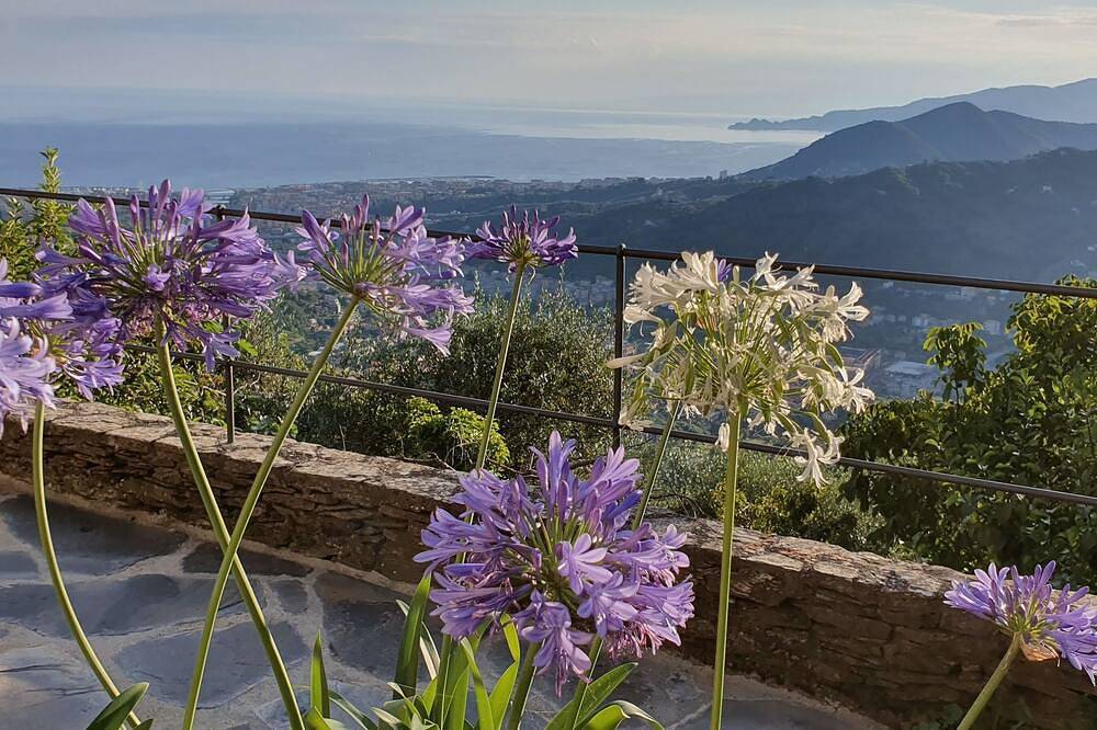 Charmantes traditionelles Steinhaus mit herrlichem Meerblick und Privatsphäre. in Cogorno, Riviera di Levante