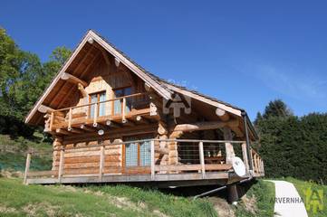 Chalet pour 8 personnes, avec piscine et jardin ainsi que terrasse et vue, animaux acceptés à Chambon-sur-Lac