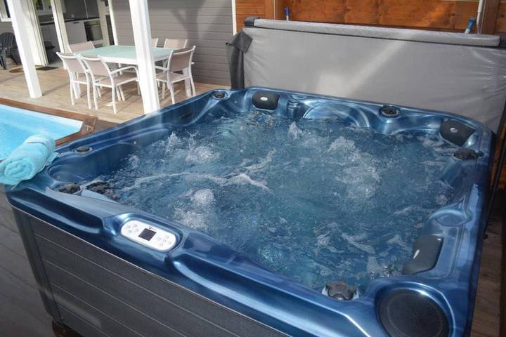 Location de vacances pour 2 personnes, avec terrasse ainsi que piscine et jacuzzi dans Plage de Malendure - 4