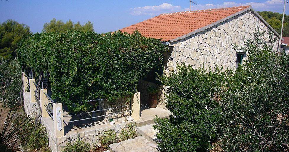 Gemütliches Ferienhaus in Maslinica mit Großer Terrasse in Maslinica, Solta