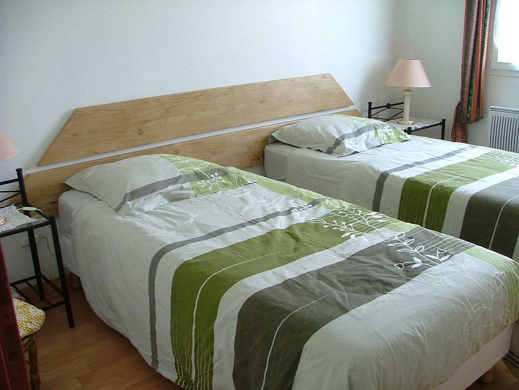 Chambre d'hôtes Les Enselmes - Chambre Ambre in Montagnieu, Région de La Tour-du-Pin