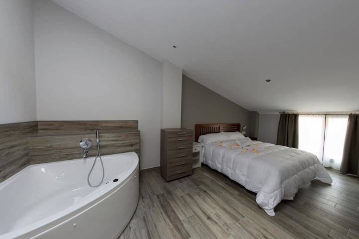 Hôtel pour 4 personnes, avec terrasse à Ayerbe - 2